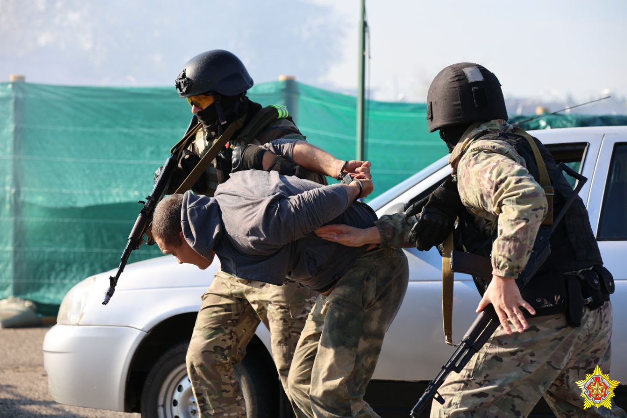 Ополченцы Осиповичского района тренировались задерживать мародеров в сельмаге