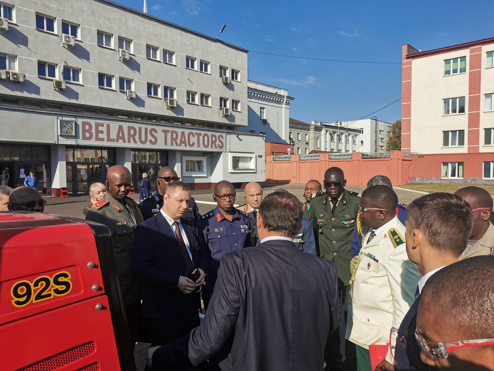 Военных атташе стран Африки прокатили на тракторе