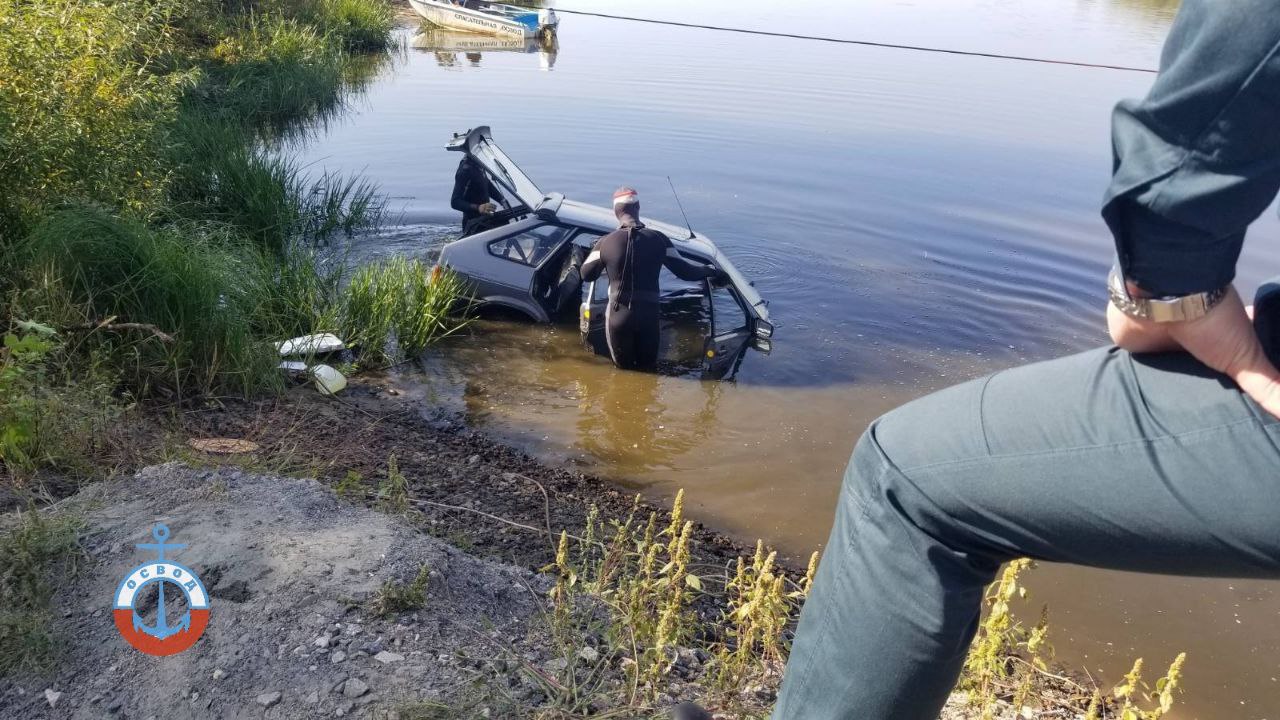 "Лада" скатилась в Припять в Петрикове, пока водитель искал паром