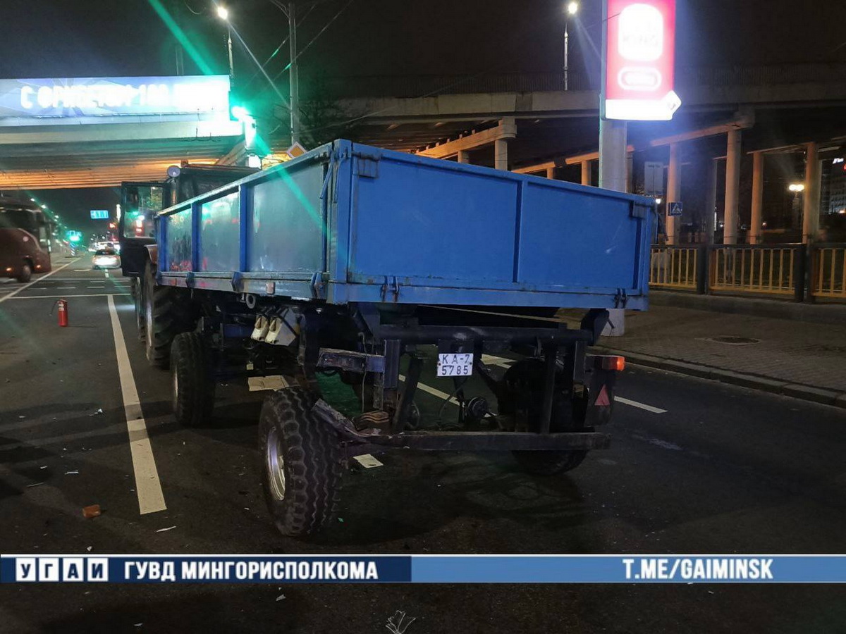 Таксист уснул за рулем и влетел в трактор в Минске