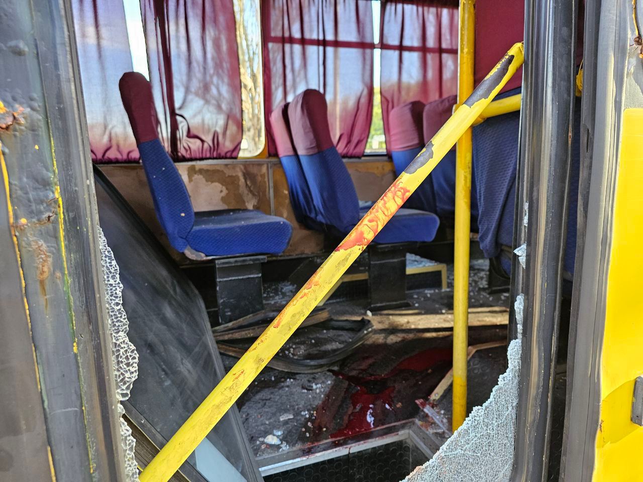 Россияне обстреляли маршрутку в Херсоне, есть раненые