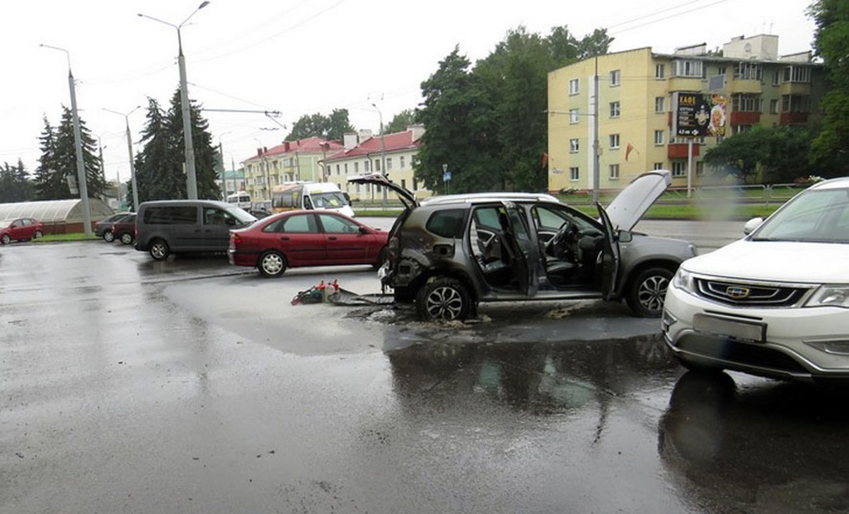 Женщину, поджегшую автомобили по указанию мошенников, осудили на 3 года "домашней химии"