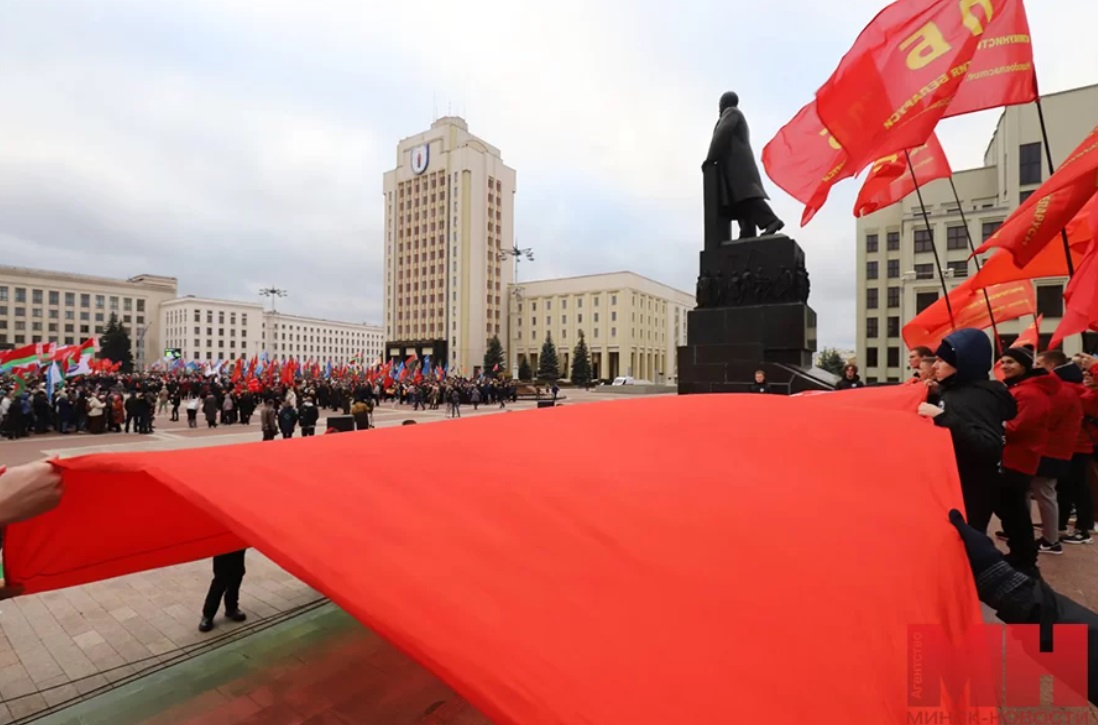 В Минске у памятника Ленину отмечают 7 ноября - фото