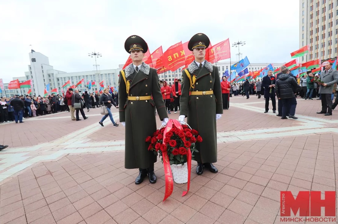 В Минске у памятника Ленину отмечают 7 ноября - фото