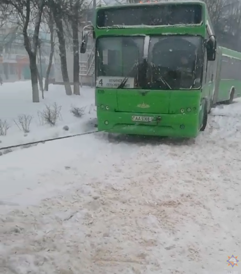 Сотрудники МЧС спасли автобусы с пассажирами и хлебом в Могилевской области