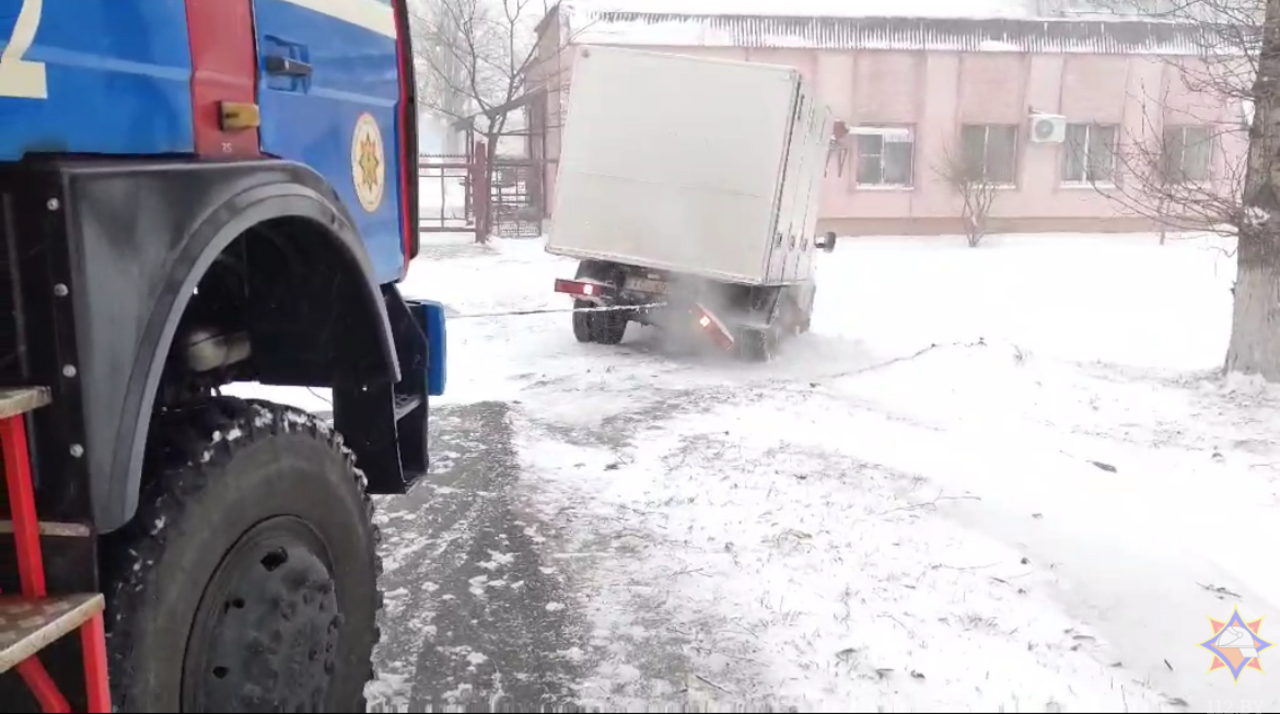 Сотрудники МЧС спасли автобусы с пассажирами и хлебом в Могилевской области