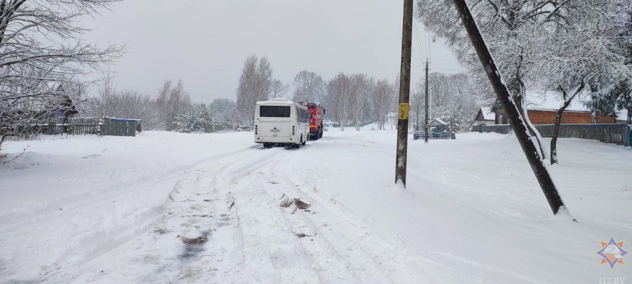 За сутки спасатели вытащили из снега 30 автомобилей