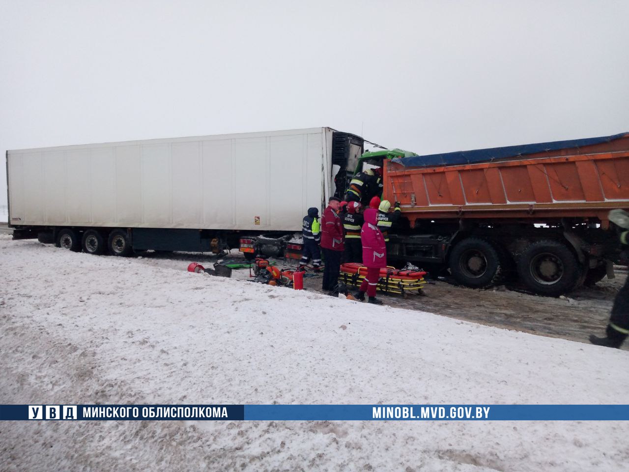 Водитель погиб после столкновения грузовика и фуры под Дзержинском