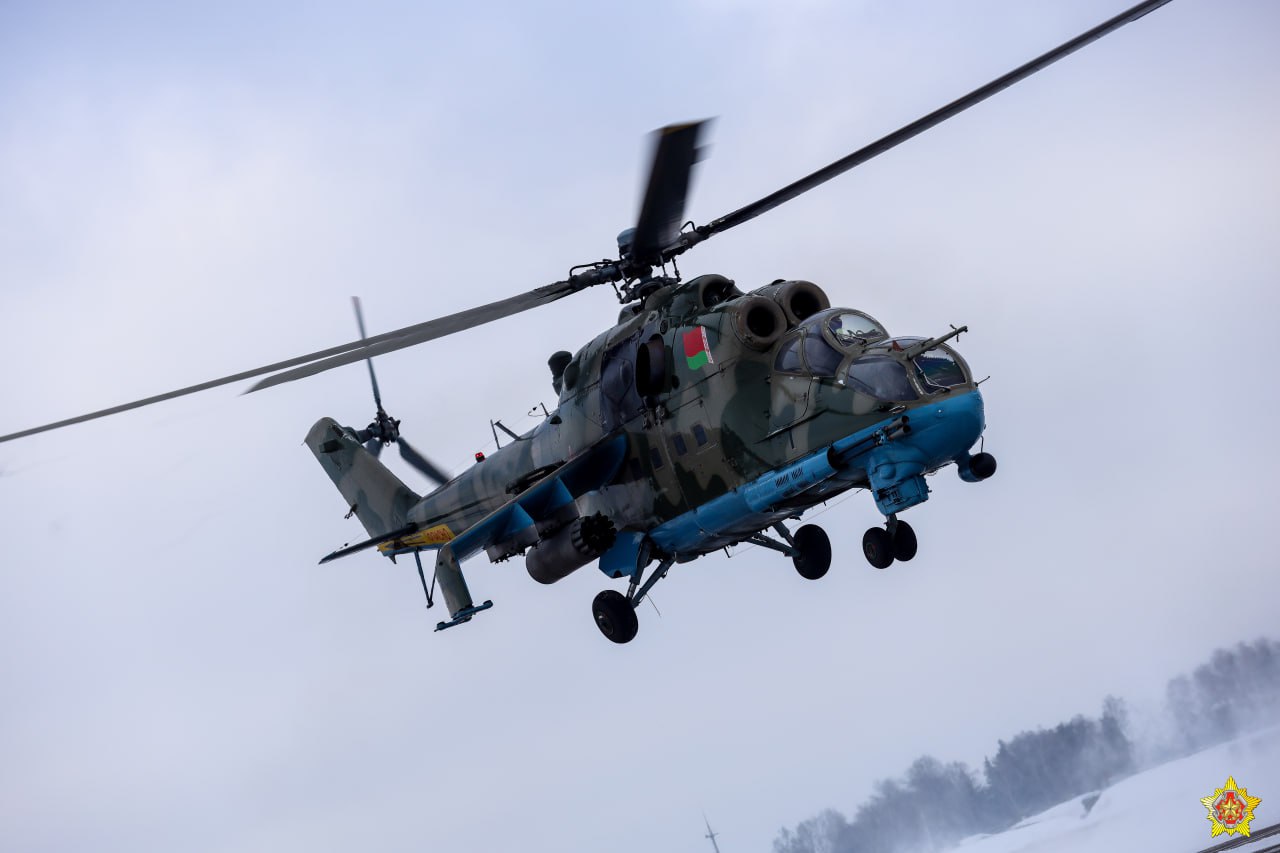 Беларусские летчики тренируются на "новом" лайнере Минобороны