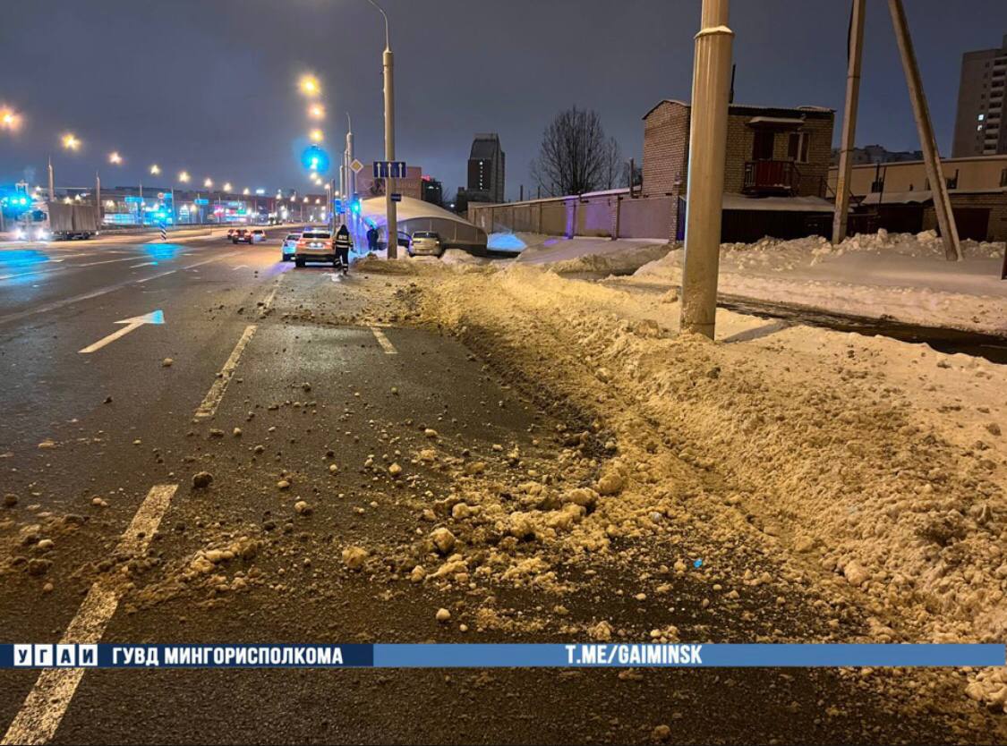 Каршеринговый автомобиль врезался в подземный переход в Минске