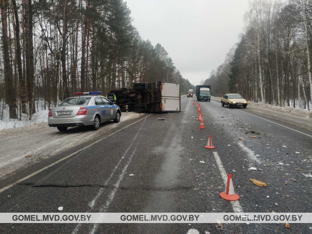 Грузовик с гвоздями опрокинулся в Речицком районе