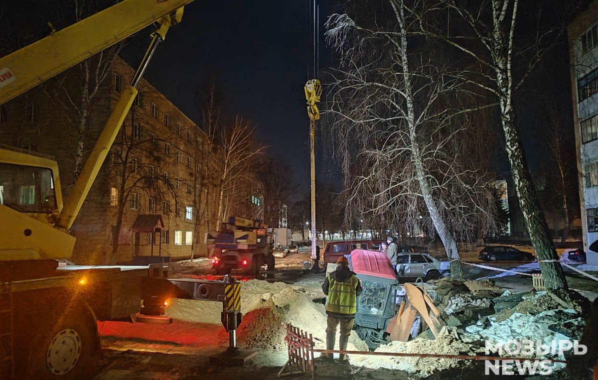 Трактор провалился в яму во время ремонта водопровода в Мозыре