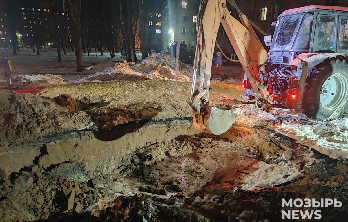 Трактор провалился в яму во время ремонта водопровода в Мозыре