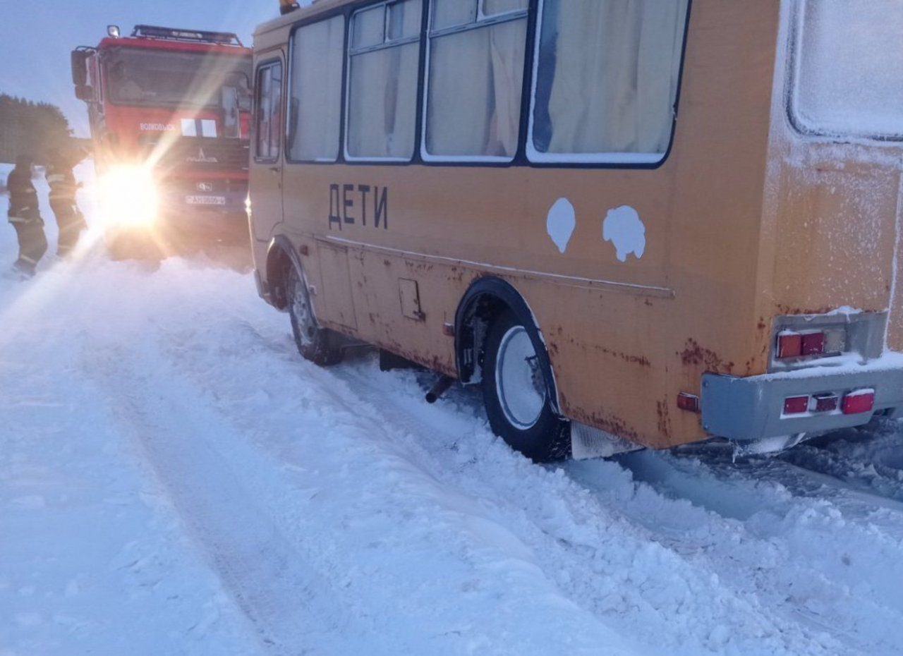 Два школьных автобуса и скорая застряли в снегу в Гродненской области