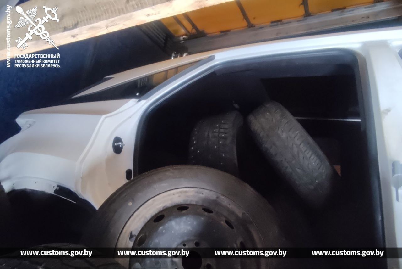Таможня не дала узбекскому перевозчику скрытно провезти дорогие автомобили