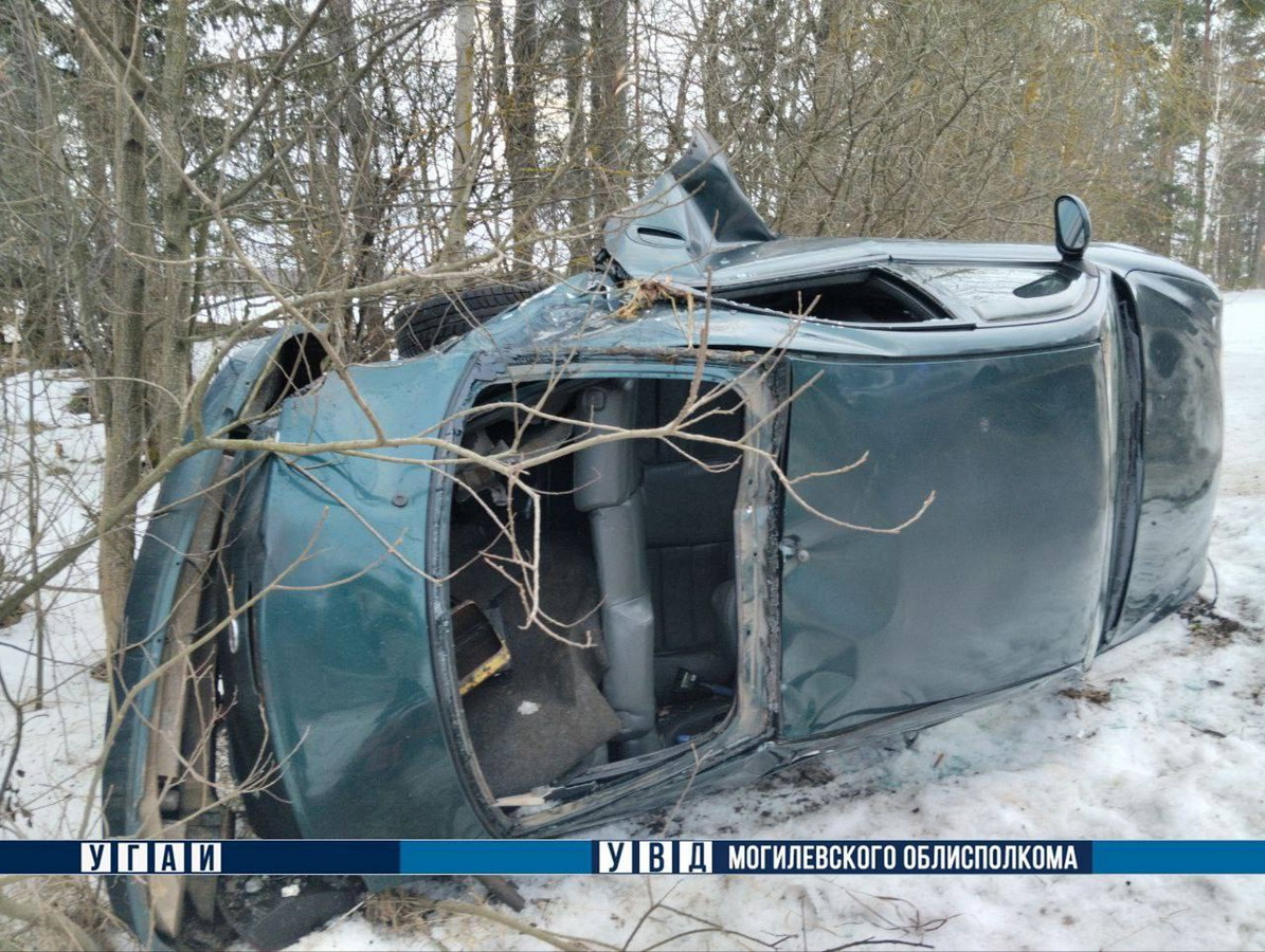 Авто опрокинулось в кювет под Могилевом. Пострадал ребенок