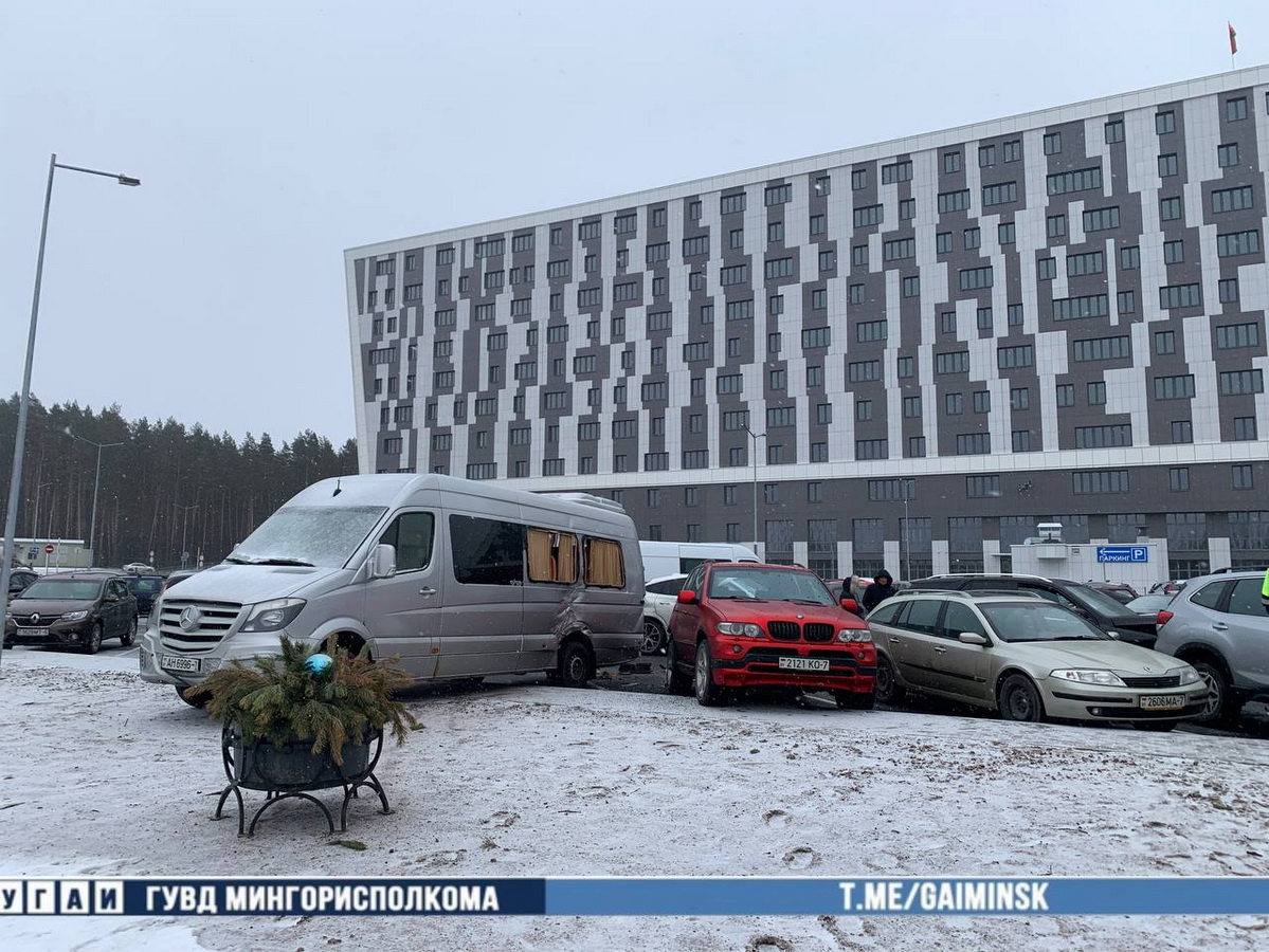 На парковке у станции метро "Восток" столкнулись 6 авто