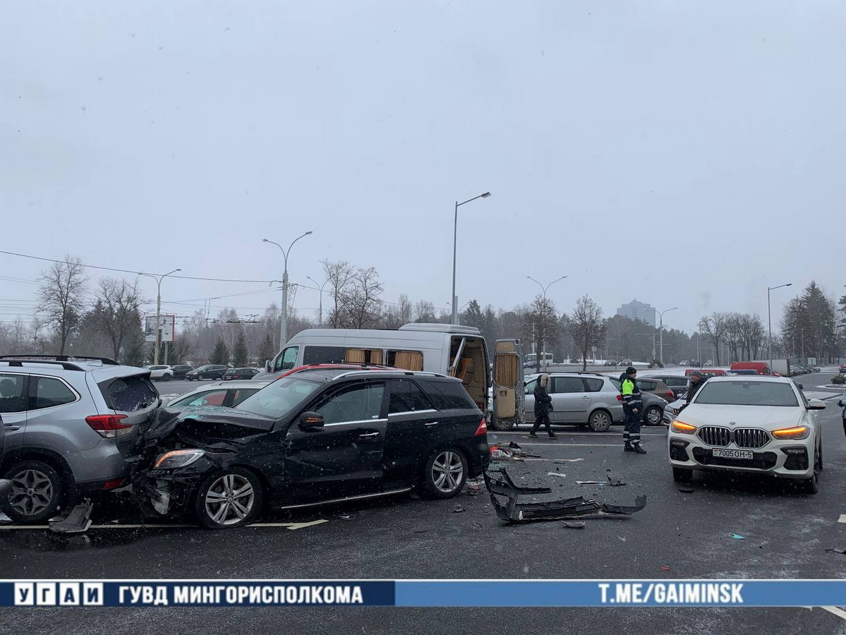 На парковке у станции метро "Восток" столкнулись 6 авто