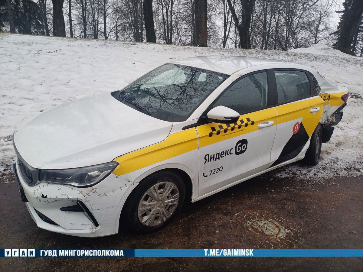 Такси протаранило фонарный столб после столкновения с легковушкой в Минске