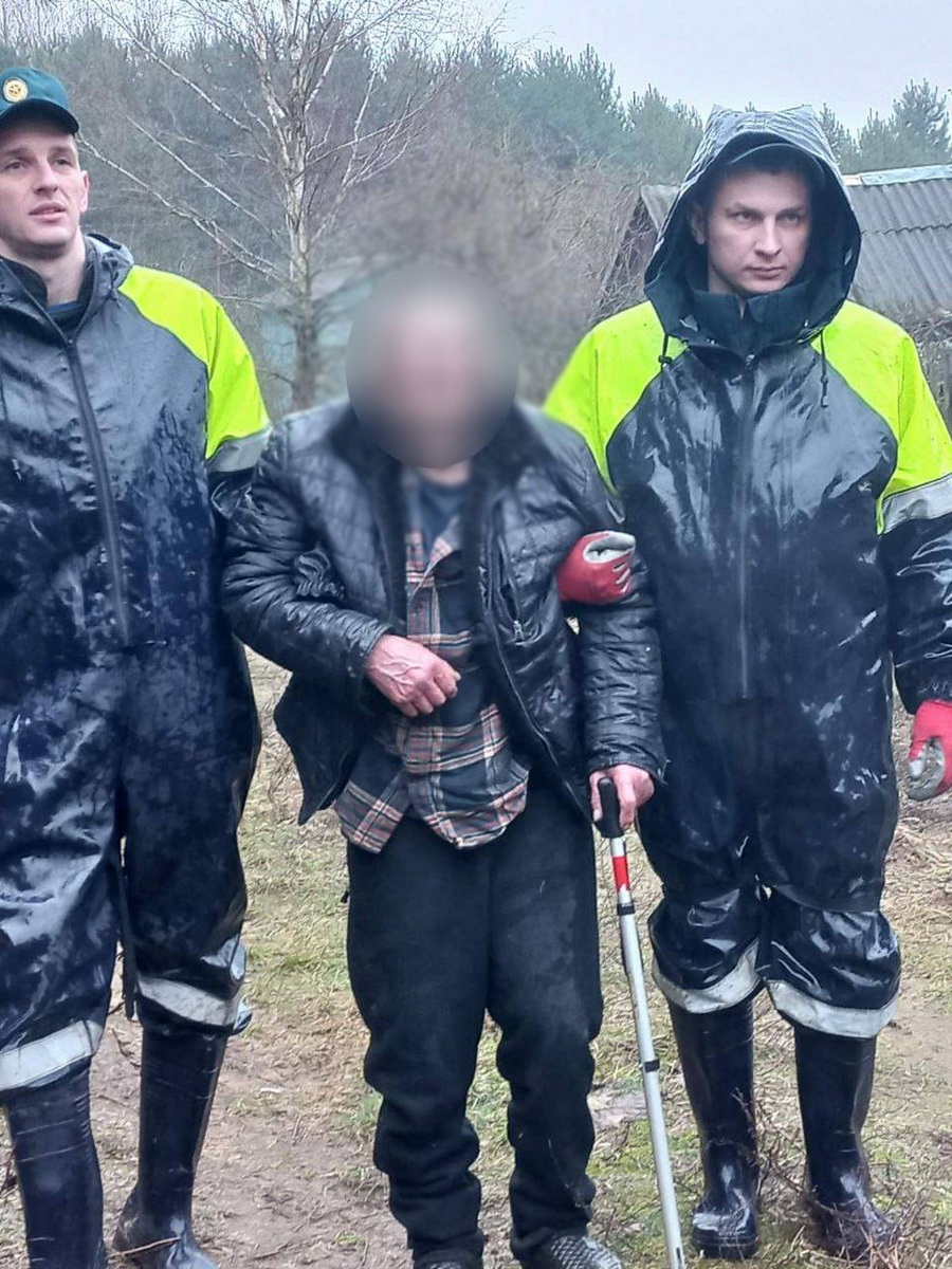 В Волковысском районе нашли мужчину, который бродил по лесу со среды