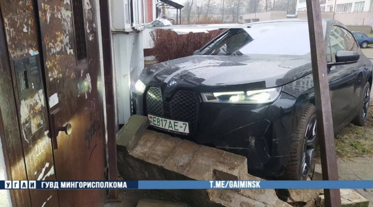 BMW влетел в балкон многоэтажки в Минске