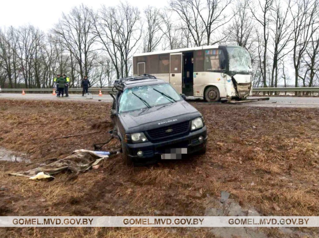 Рейсовый автобус попал в ДТП в Рогачевском районе. Один человек погиб