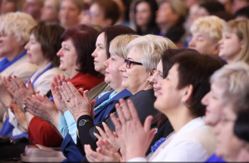 Аудитория аплодирует Александру Лукашенко во время его выступления перед активом Беларусского союза женщин