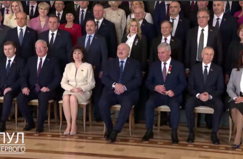 Александр Лукашенко фотографируется на память с депутатами Национального собрания