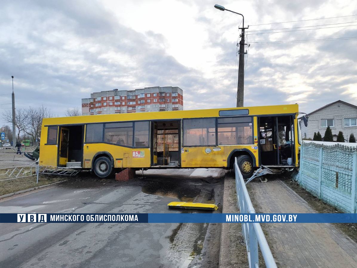 Водителю автобуса стало плохо за рулем в Жодино. Он снес пушку и врезался в забор