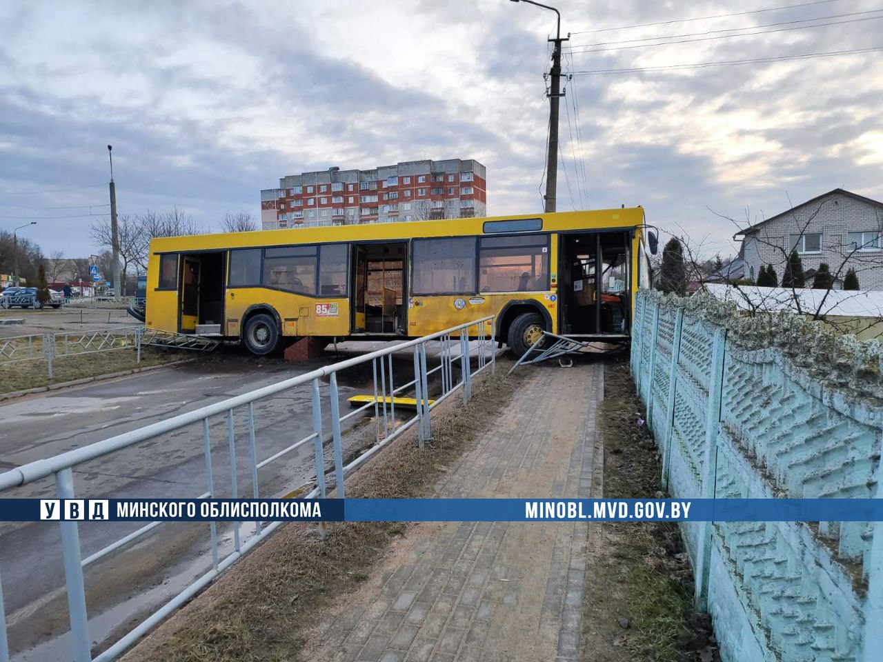 Водителю автобуса стало плохо за рулем в Жодино. Он снес пушку и врезался в забор