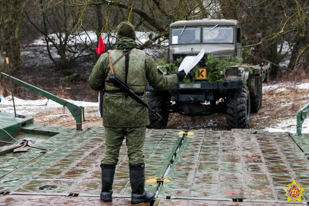 Инженерная бригада отработала переброску военной техники через Неман