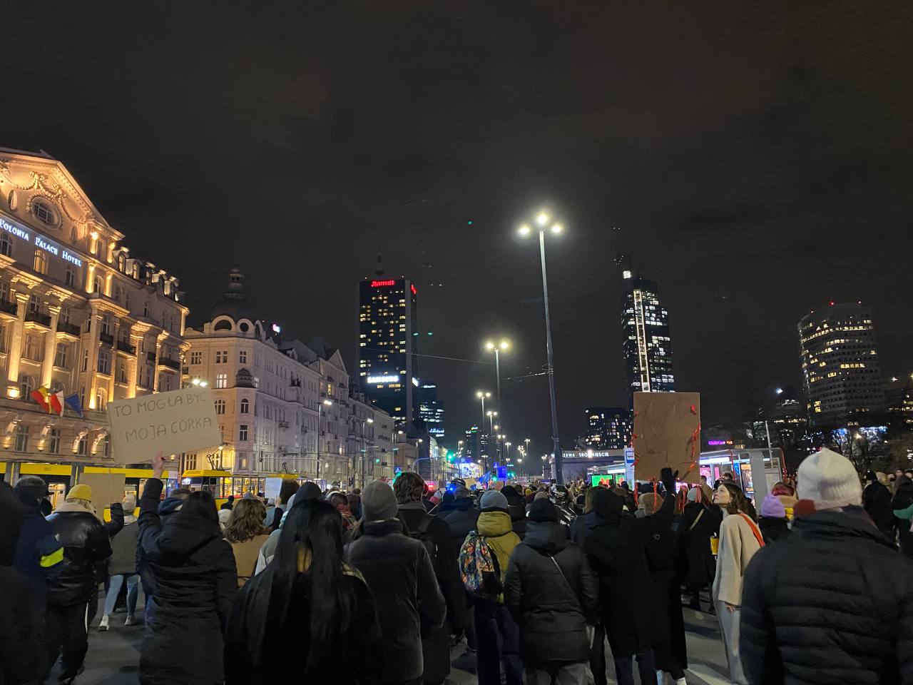 "Ее звали Лиза". Марш против насилия в память о беларуске прошел в Варшаве - фото