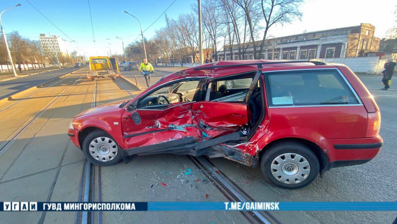 Volkswagen попал под трамвай в Минске