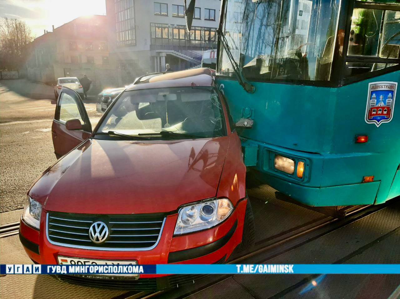 Volkswagen попал под трамвай в Минске