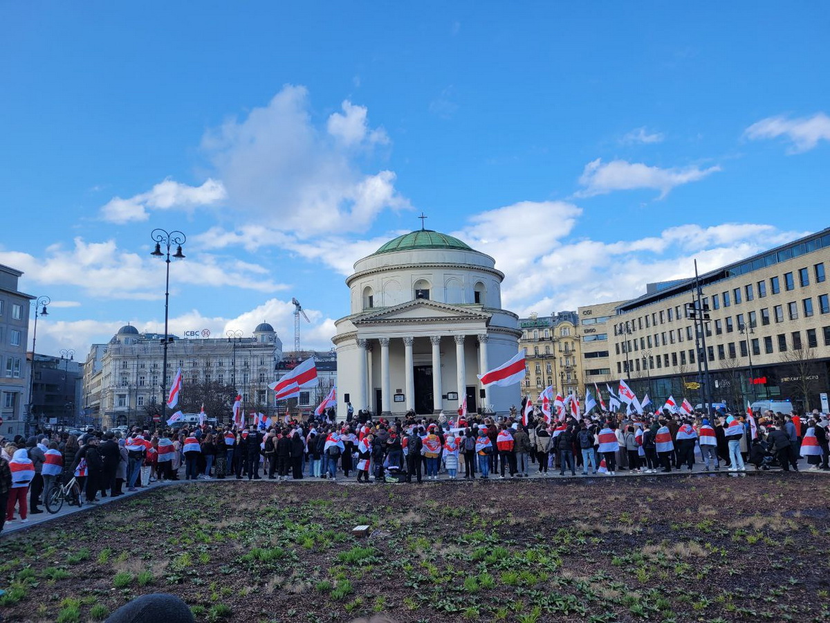 Беларусы празднуют День воли в Варшаве