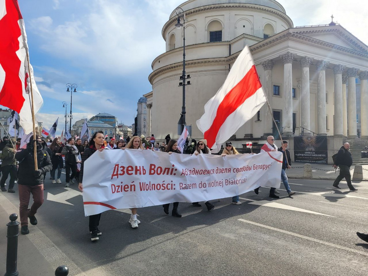 Беларусы празднуют День воли в Варшаве