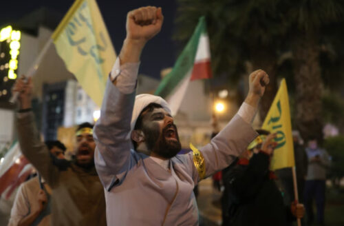 Иранцы в Тегеране радуются атаке дронами и ракетами территории Израиля
