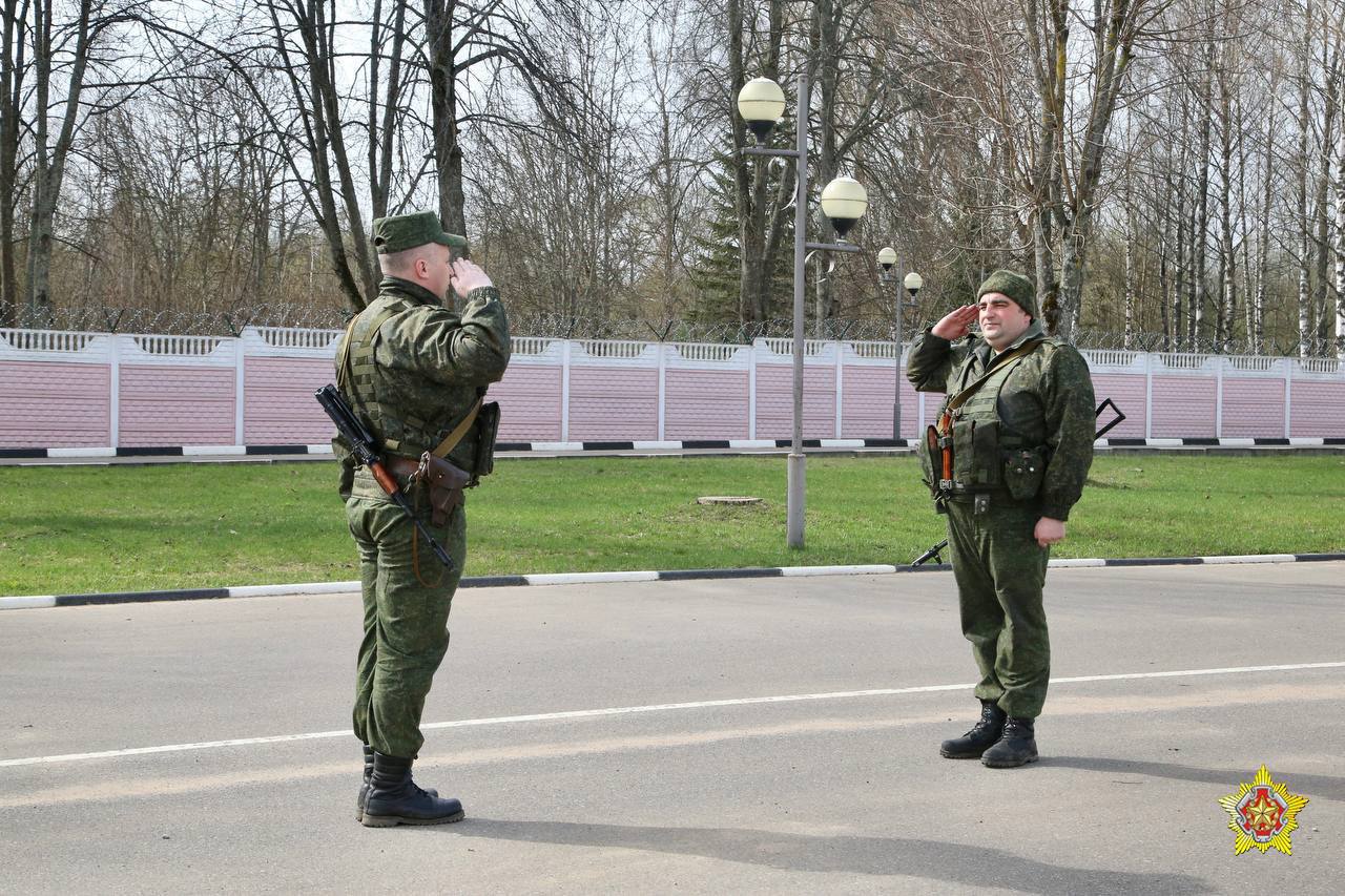 Призванные во время проверки боеготовности военнобязанные возвращаются домой