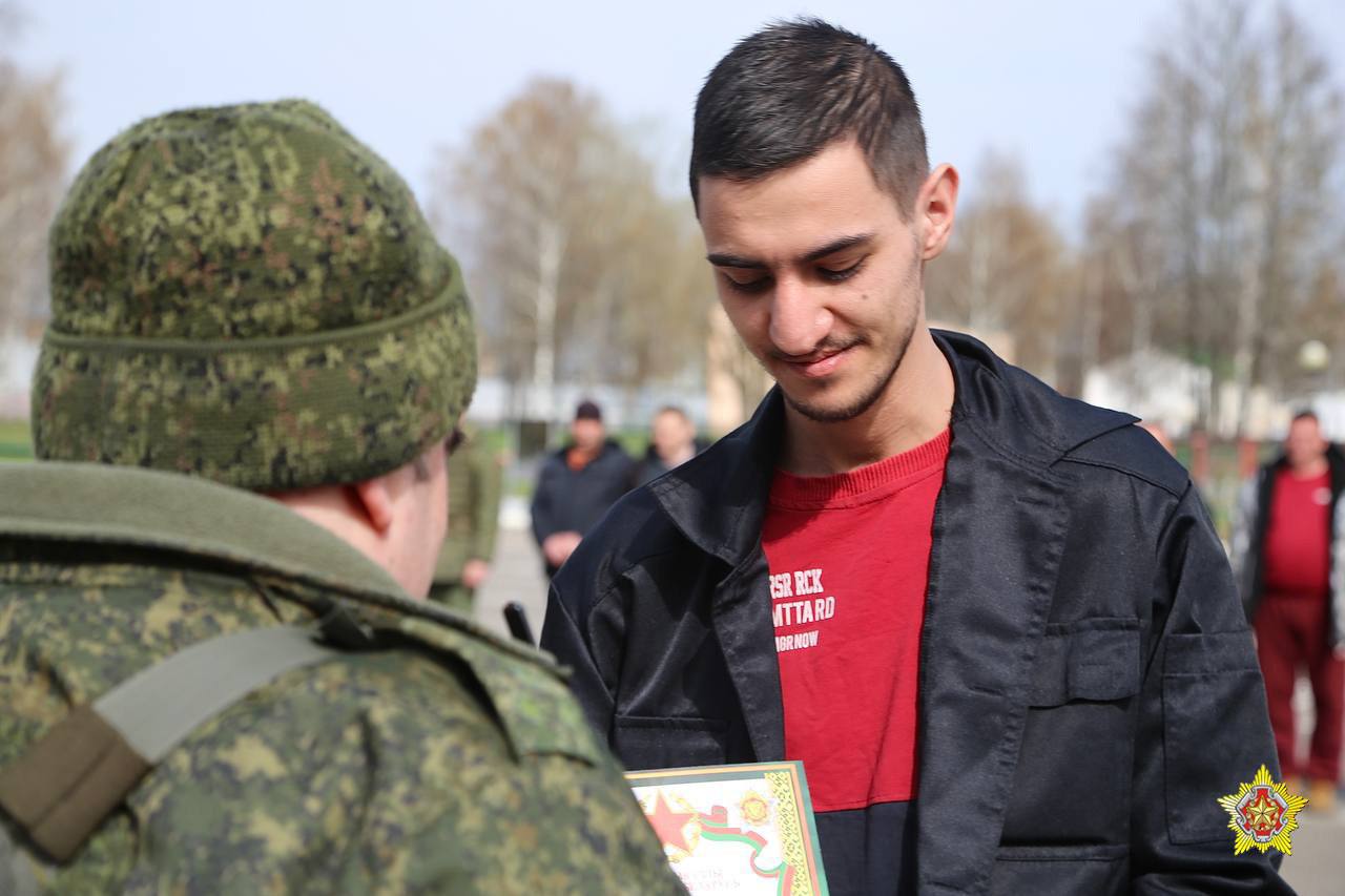 Призванные во время проверки боеготовности военнобязанные возвращаются домой