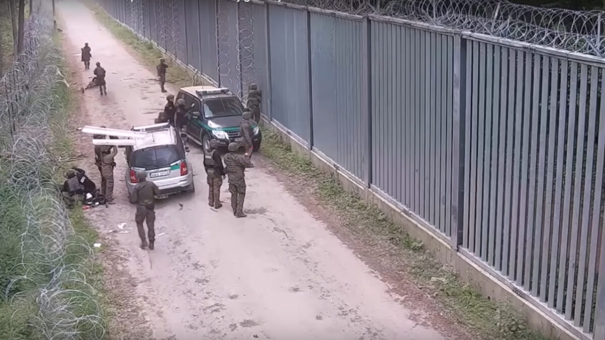 Польские пограничники противостоят нелегальным мигрантам на границе с Беларусью