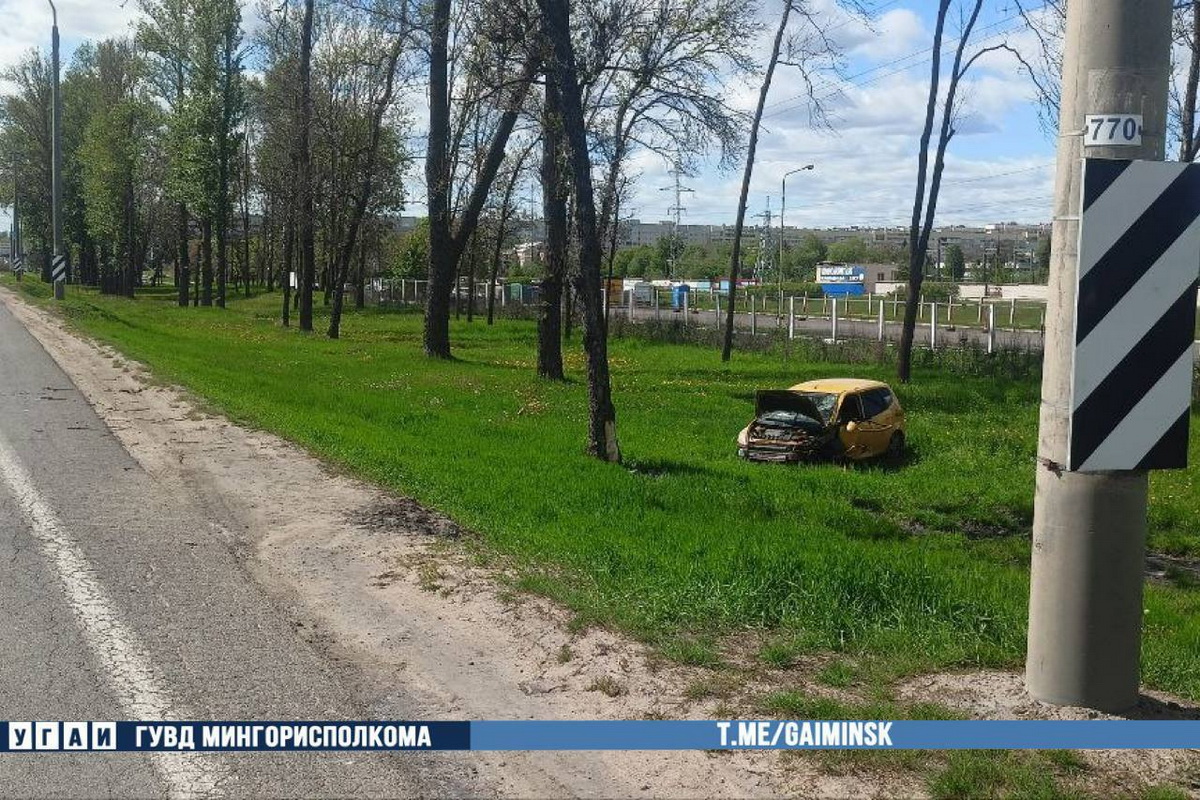 Водитель потерял сознание и влетел в дерево на МКАД