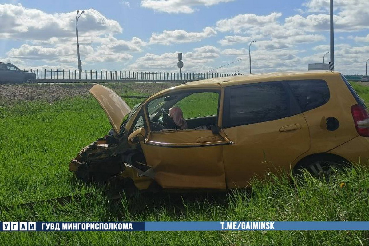 Водитель потерял сознание и влетел в дерево на МКАД