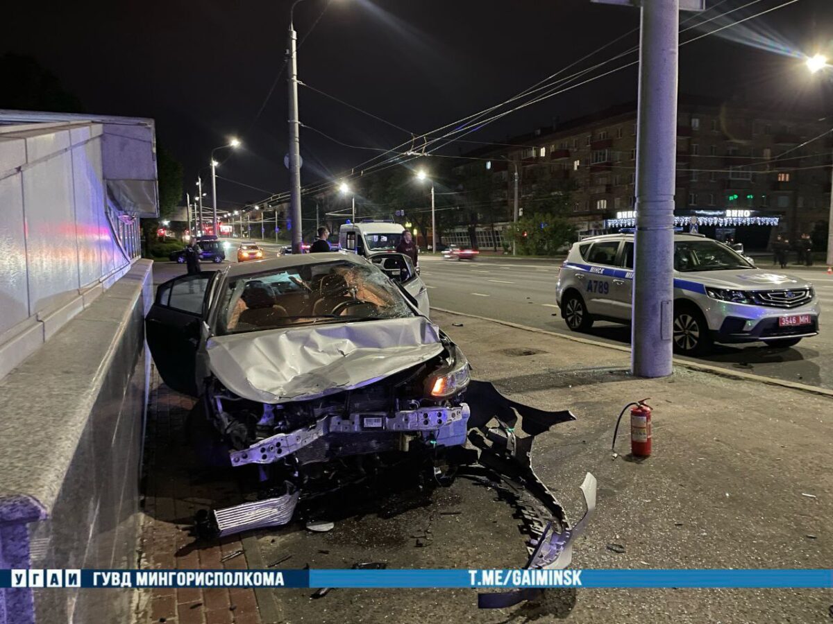 Водитель такси уснул за рулем и врезался в два попутных автомобиля