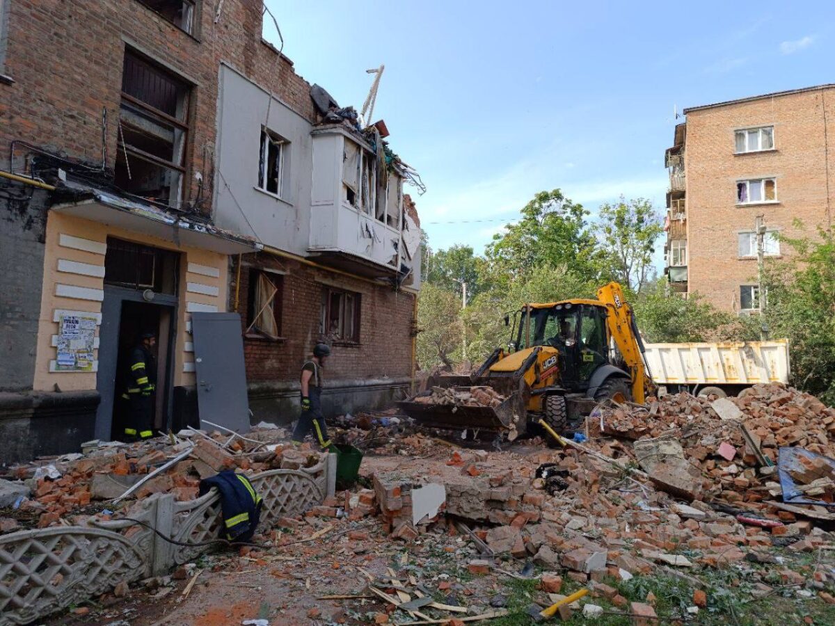 В результате двойного ракетного удара по Харькову погибли пять человек