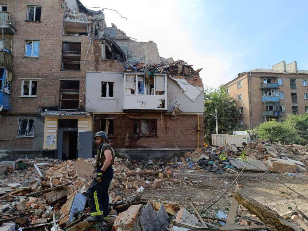 В результате двойного ракетного удара по Харькову погибли пять человек