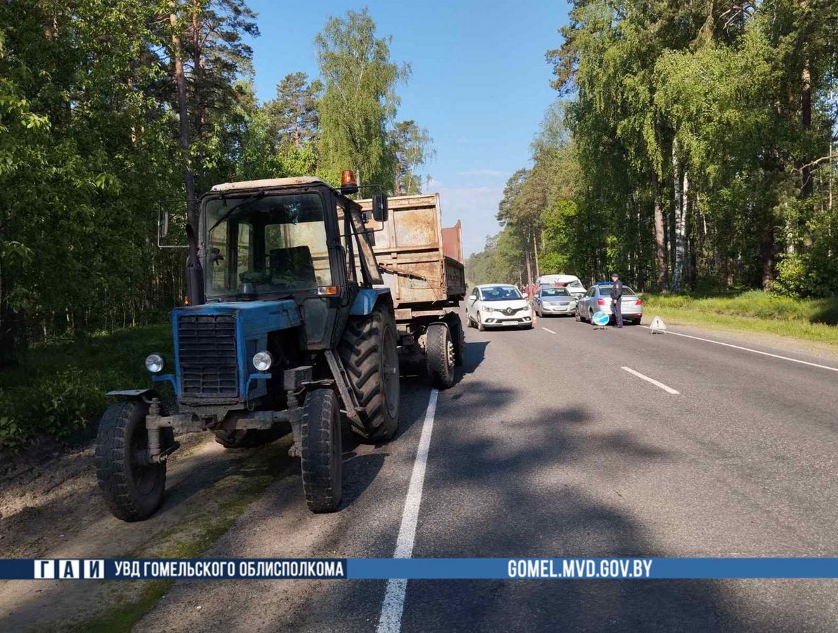 Микроавтобус влетел в трактор в Рогачевском районе. Погиб пассажир