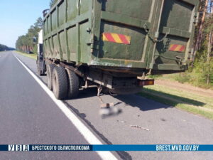 Водитель легковушки заснул за рулем и столкнулся с грузовиком MAZ на трассе в Брестской области