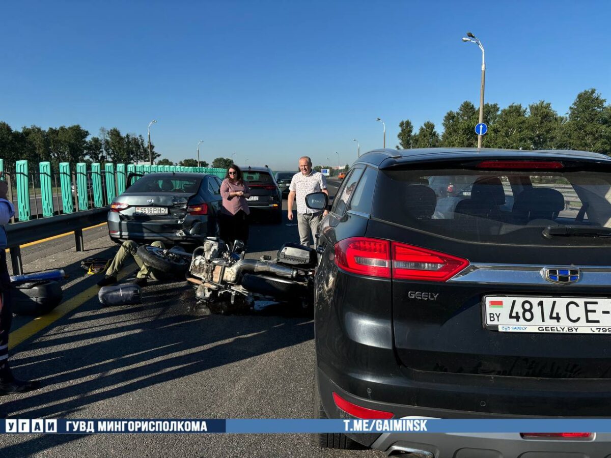 Три автомобиля и мотоцикл попали утром в ДТП на столичной кольцевой. Мотоциклист в больнице