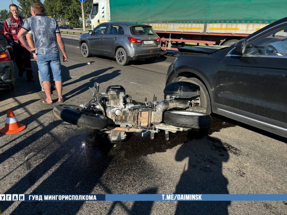 Три автомобиля и мотоцикл попали утром в ДТП на столичной кольцевой. Мотоциклист в больнице