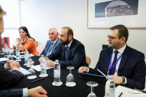 Глава МИД Армении Мирзоян обсудил с Жозепом Боррелем либерализацию виз